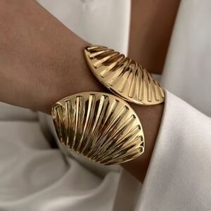 Elegant Gold Shell Women's Bracelet